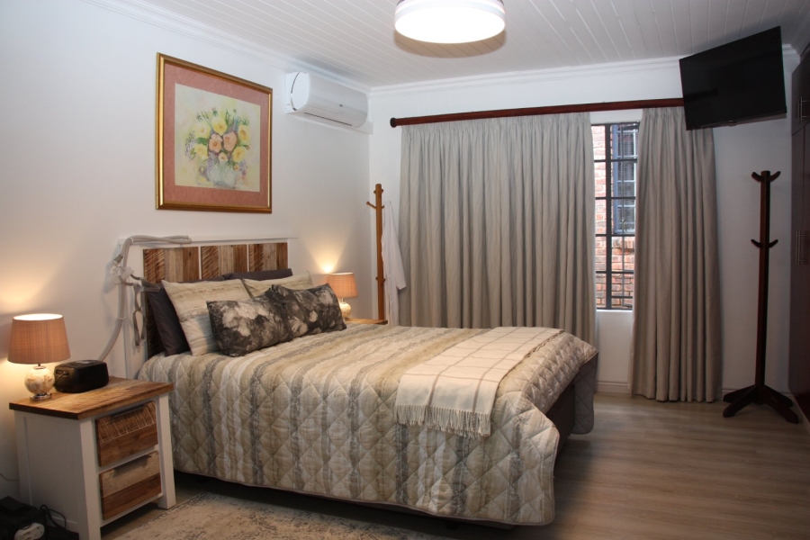 5 Bedroom Property for Sale in Langenhovenpark Free State